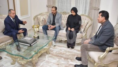 وزير الشباب ومحافظ بورسعيد يقدمان واجب العزاء في وفاة السباح يوسف محمد بمنزله ببورسعيد