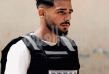 إصابة عضو نقابة الصحفيين الفلسطينيين ومراسل موقع نبض العمال خالد ثائر أبو عطيوي جراء قصف إسرائيلي وسط غزة