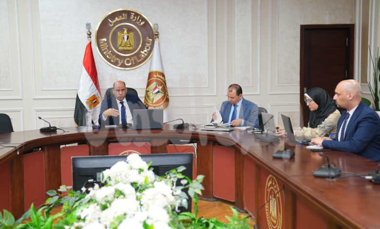 وزير العمل يعلن الانتهاء من فحص أوراق 4 لجان عمالية تمهيدًا لاعتمادها.. وزير العمل يعلن الانتهاء من فحص أوراق 4 لجان عمالية تمهيدًا لاعتمادها..