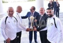 السيسى يمنح لاعبي المنتخب الوطني وأعضاء الجهازين الفني والإداري كأس الفخر والاعتزاز
