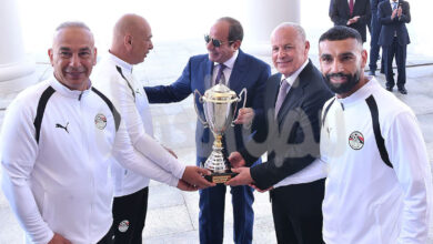 السيسى يمنح لاعبي المنتخب الوطني وأعضاء الجهازين الفني والإداري كأس الفخر والاعتزاز