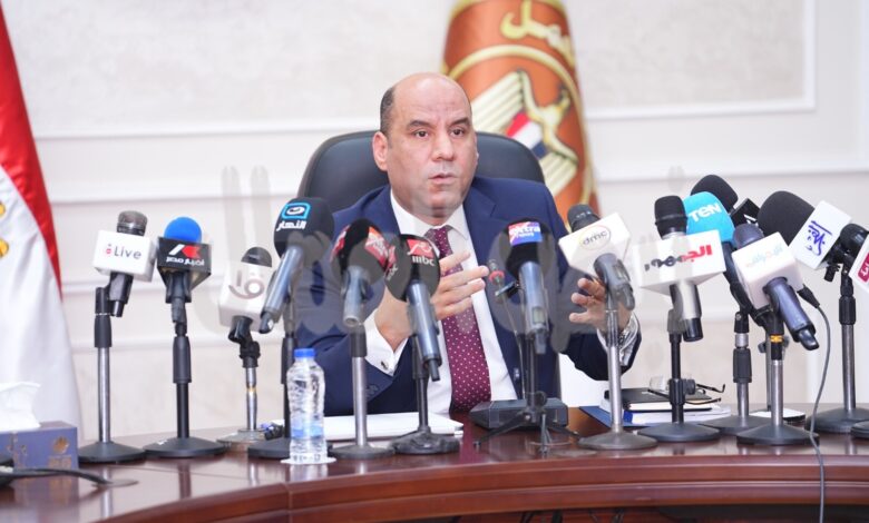 وزير العمل يعقد مؤتمرًا صحفيًا..ويُطلق “القواعد العامة للائحة تنظيم العمل” بشركات القطاع الخاص وزير العمل يعقد مؤتمرًا صحفيًا..ويُطلق “القواعد العامة للائحة تنظيم العمل” بشركات القطاع الخاص