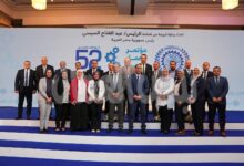 وزير العمل ورئيس مجلس إدارة منظمة العمل العربية والتقاط صورة تذكارية مع فريق وزارة العمل، تقديرًا للجهد الذي بذلوه طوال فترة انعقاد المؤتمر