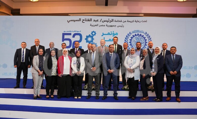 وزير العمل ورئيس مجلس إدارة منظمة العمل العربية والتقاط صورة تذكارية مع فريق وزارة العمل، تقديرًا للجهد الذي بذلوه طوال فترة انعقاد المؤتمر وزير العمل ورئيس مجلس إدارة منظمة العمل العربية والتقاط صورة تذكارية مع فريق وزارة العمل، تقديرًا للجهد الذي بذلوه طوال فترة انعقاد المؤتمر