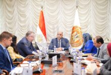 وزير العمل يعقد اجتماعًا مع وفد “العمل الدولية” و”سينرجيز” للاطلاع على مستجدات إعداد الخطة التنفيذية الاستراتيجية الوطنية