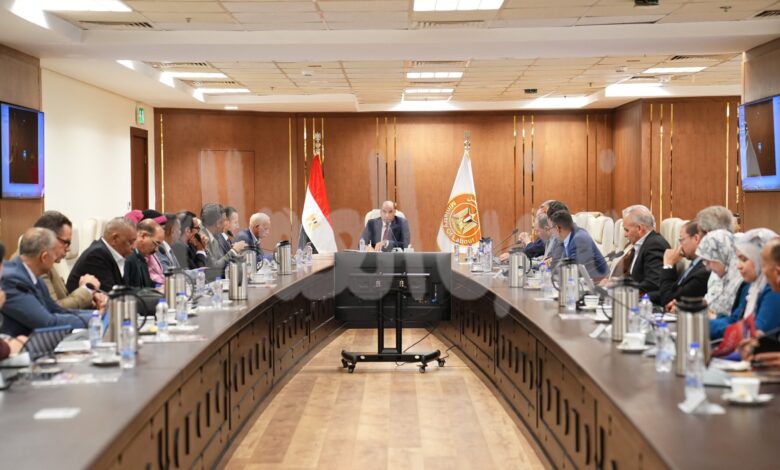 وزير العمل يترأس اجتماع المجلس الأعلى للتشاور الاجتماعي.. و”حوار وتعدد الآراء”خلال مناقشات تعديلات قانون المنظمات النقابية. وزير العمل يترأس اجتماع المجلس الأعلى للتشاور الاجتماعي.. و”حوار وتعدد الآراء”خلال مناقشات تعديلات قانون المنظمات النقابية.