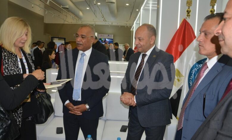عباس صابر ووفد نقابة البترول يتفقدون أجنحة معرض «موك 2026» بالإسكندرية عباس صابر ووفد نقابة البترول يتفقدون أجنحة معرض «موك 2026» بالإسكندرية
